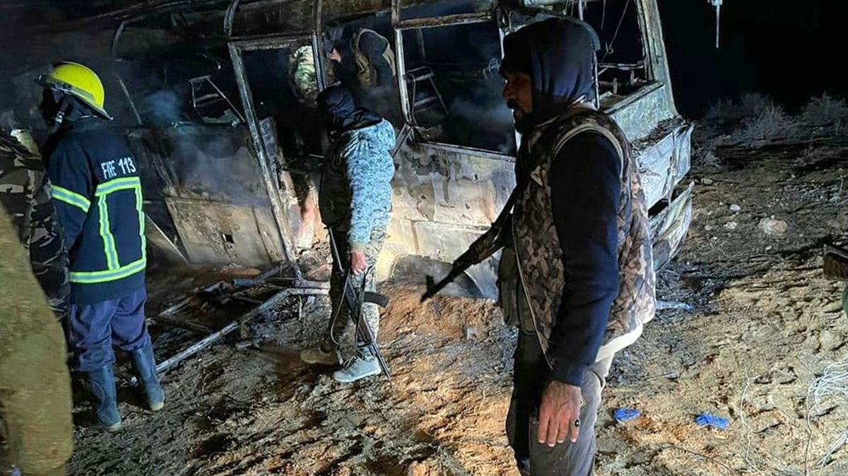 K útoku na autobus se syrskými vojáky se přihlásili teroristé z IS